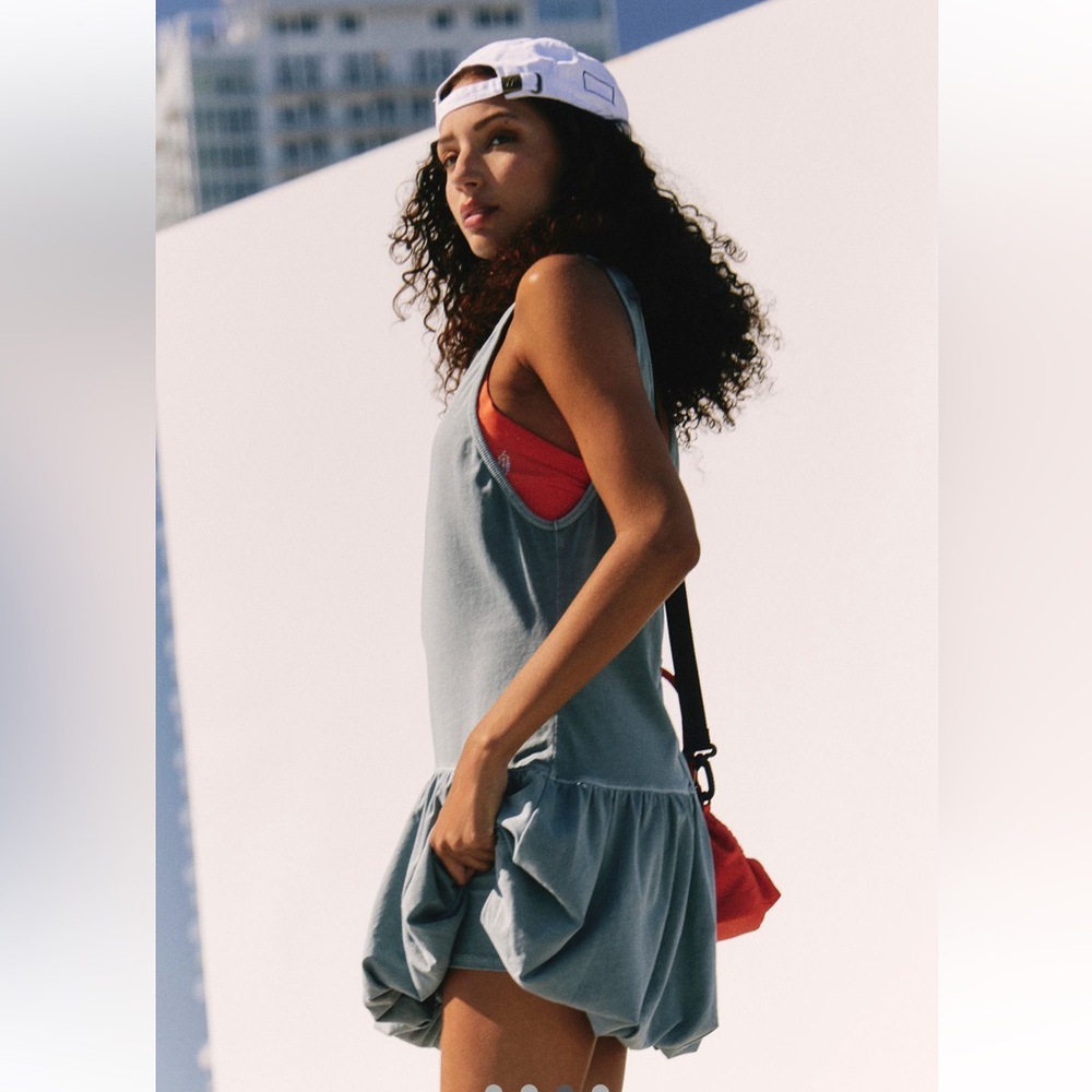 Free People Movement Hot Shot Bubble Set
Include Top and shorts